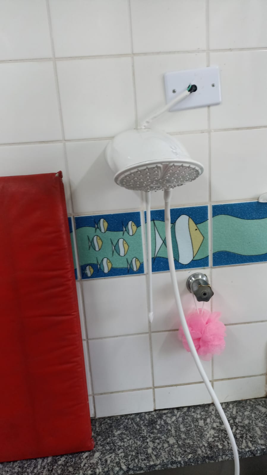 Chuveiro em funcionamento após atendimento elétrico da CRP.