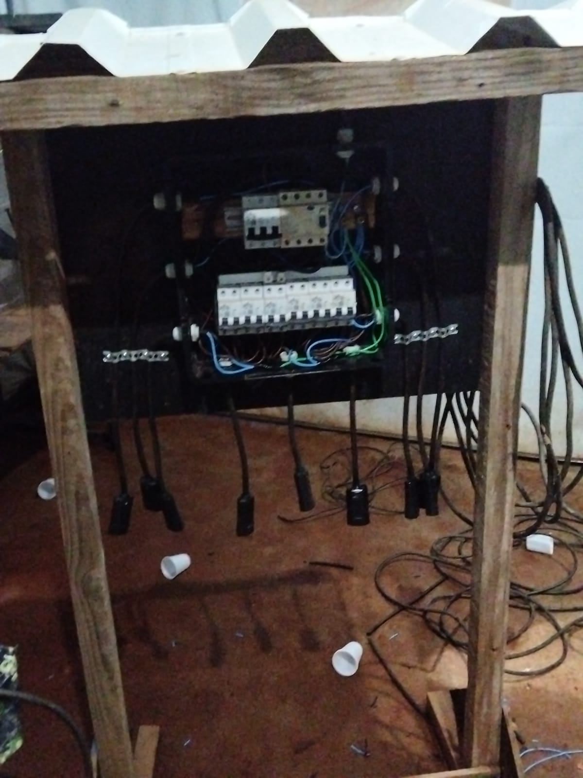 Visão do quadro elétrico de serviço em montagem.