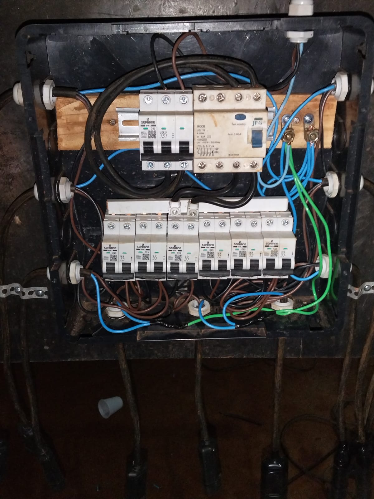 Componentes e circuitos no interior do quadro elétrico.