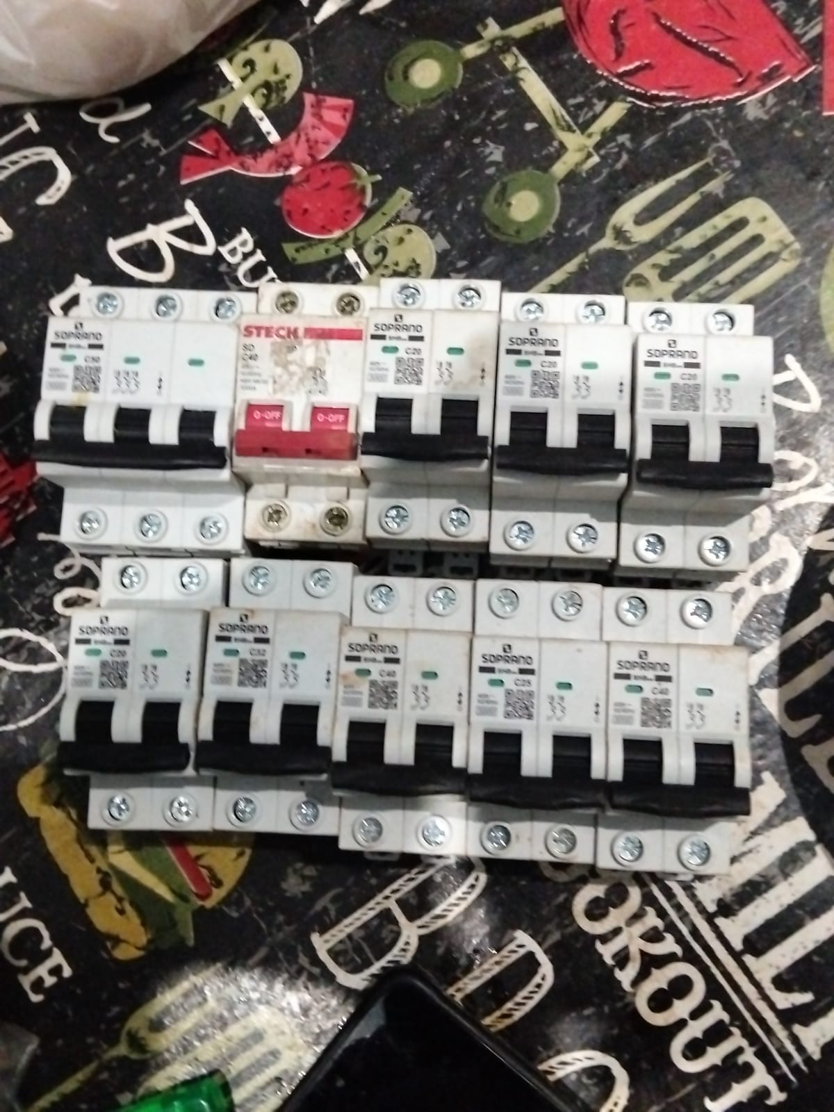 Disjuntores e componentes utilizados no serviço elétrico.