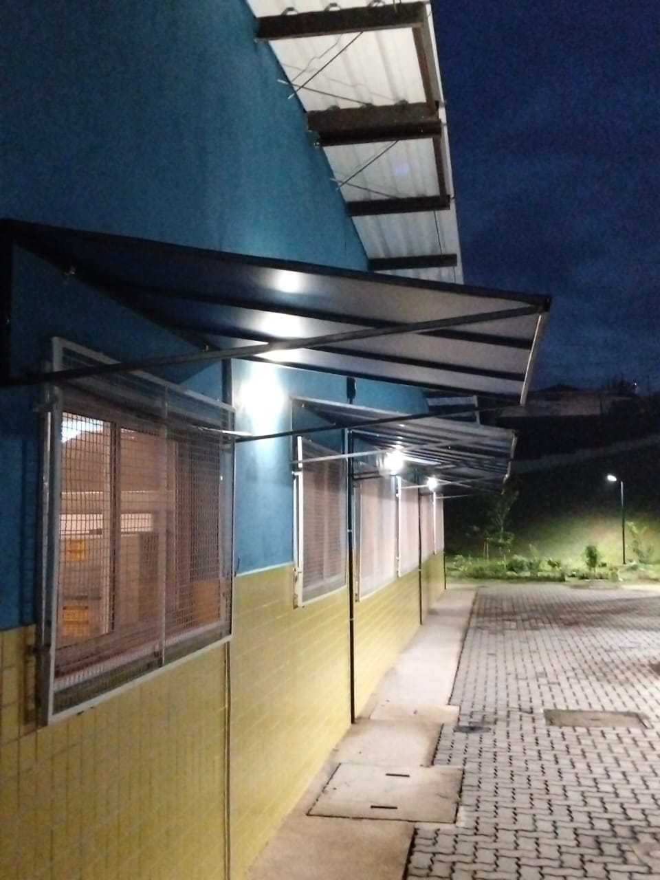 Vista da fachada com toldos instalados sobre a circulação.