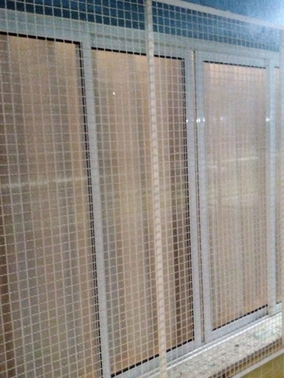 Detalhe das grades de proteção instaladas nas janelas.
