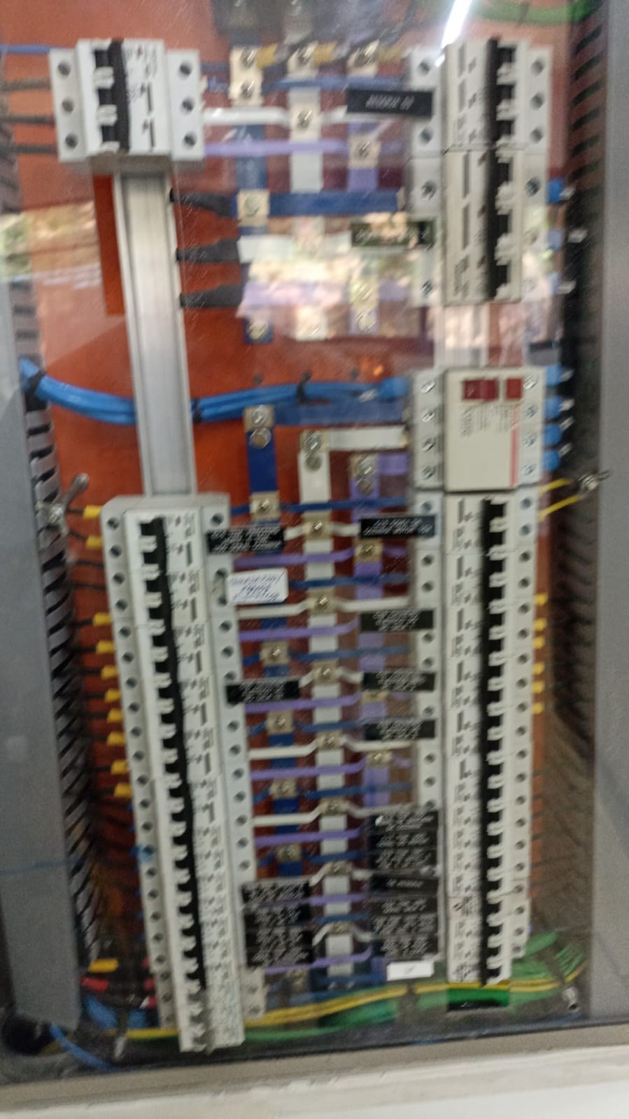 Visão geral de quadro elétrico com circuitos identificados.