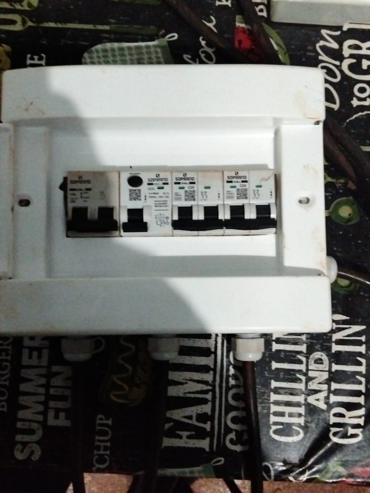 Quadro compacto com disjuntores de serviço.