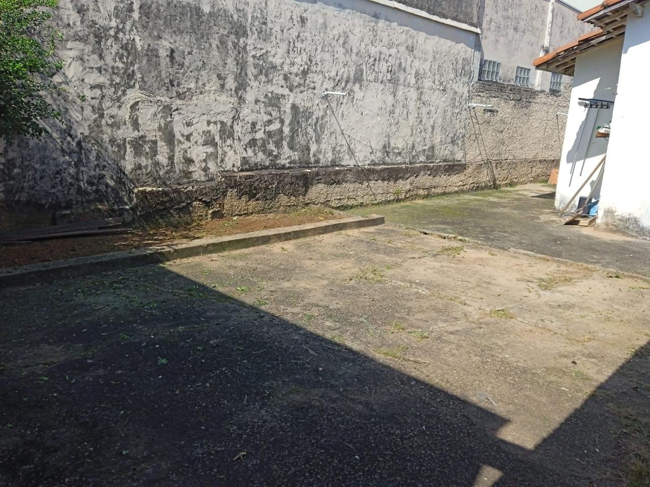 Quintal atendido pela CRP durante o serviço de conservação externa.