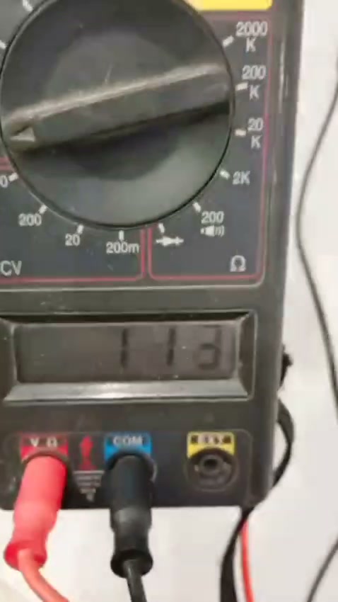 Multímetro durante registro de verificação elétrica.