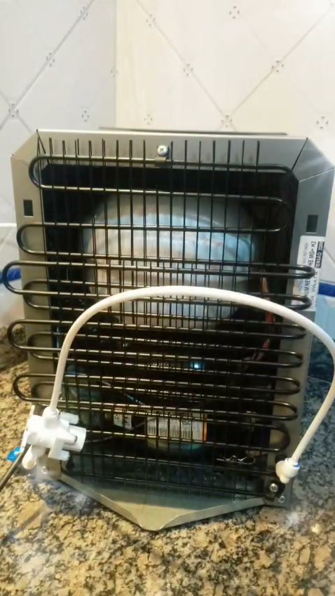 Purificador de água durante atendimento elétrico realizado pela CRP.