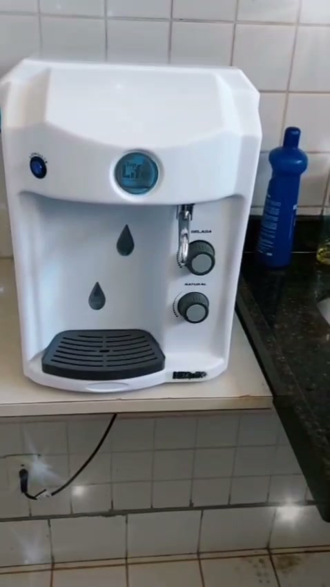 Purificador de água durante atendimento elétrico realizado pela CRP.