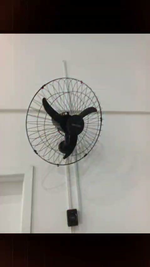 Ventilador fixado na parede.